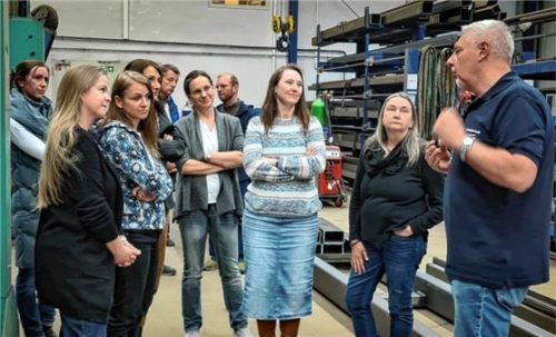 Geschäftsführer Robert Altmann (rechts) sowie die Teilnehmenden tauschen sich in einer der Werkhallen aus. Foto rieger