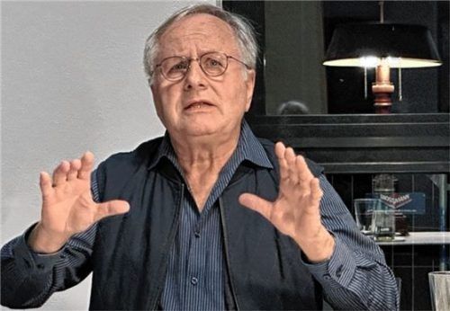 Gestenreich und lebendig las Walther Prokop.Foto janka