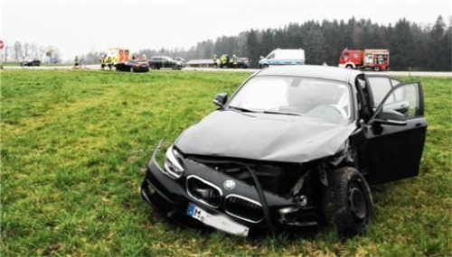 Gleich fünf Pkw waren nach zwei heftigen Unfällen auf der RO5 massiv beschädigt.Foto Reisner