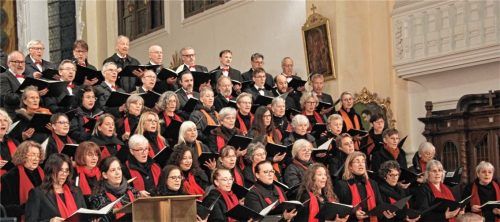 Gleichbleibend transparent und gut artikulierend: der Wasserburger Bach-Chor bei seinem Passionskonzert. Foto re