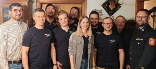 Glückwünsche erhielten (von links) Johann Lamprecht, Ludwig Latein, Michael Huber, Leonhard Opperer, Simon Bleicher, Nina Rosbigalla, Felix Kircher und Matthias Göttsberger von Bürgermeister Josef Huber und Kreisbrandmeister Marcus Huber zur Wahl in den Vorstand.Foto re