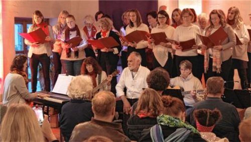 „Gospel ’n’ Moor“ singt mit Chorleiterin Bettina Fischer am Piano, in der Emmauskirche. Foto re