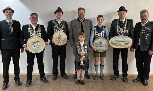 Gratulationen für die Schützenkönige: (von links) Schützenmeister Michael Feichtner, Andreas Krüger, Ludwig Weicher, Bürgermeister Christoph Kraus, Moritz Bernritter, Johannes Stocker, Georg Plank und Zweiter Schützenmeister Stefan Langl.Foto re