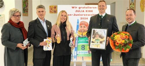 Gratulierten der frischgebackenen Juniorenweltmeisterin Julia Kink (Mitte): (von links) Dritte Bürgermeisterin Monika Schmid, Sepp Scheck vom WSV Aschau, Bürgermeister Simon Frank und Tourismuschef Herbert Reiter. Foto Rehberg