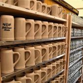 Die Masskrüge stehen schon bereit