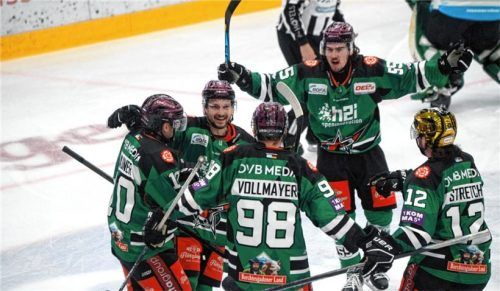Große Freude bei den Starbulls: Rosenheim fehlt gegen Bietigheim nur noch ein Sieg zum Klassenerhalt.Foto Franz Ruprecht