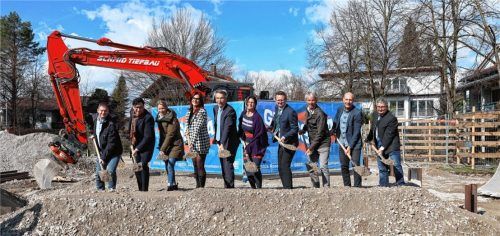 Große Freude beim Spatenstich für den Erweiterungsbau des Sonderpädagogischen Förderzentrums zeigten (von links) Matthias Götz von der Firma Grossmann, Laurenz Motzet und Stefanie Willeke vom Architekturbüro LMJD, die stellvertretende Schulleiterin Karin Persch, Landrat Otto Lederer, Schulleiterin Angelika Held, Bad Aiblings Bürgermeister Stephan Schlier, Kreisrat Felix Schwaller, Leiter vom Sachgebiet Kreiseigener Hochbau und Immobilienmanagement im Landratsamt Martin Rodemers und Kreisrat Stefan Lederwascher. Foto Landratsamt Rosenheim