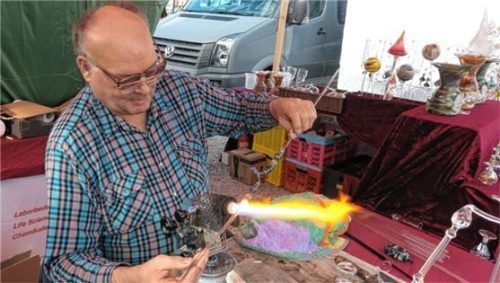 Großen Anklang beim Marktpublikum findet stets Glasbläsermeister Rudolf Klinger, der an der offenen Flamme Orchideenstäbe herstellt. Foto Baumann