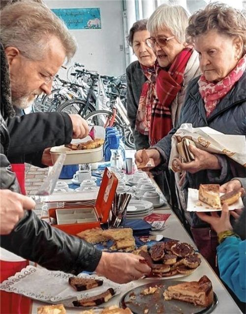 Großer Andrang herrschte beim Kuchenverkauf der KFD, bei dem die Männer an diesem Tag die Wünsche der Frauen erfüllten.Foto re