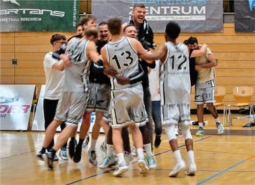 Großer Jubel: Die SBR-Basketballer feiern die Meisterschaft in der zweiten Regionalliga Südost.Foto Obermaier