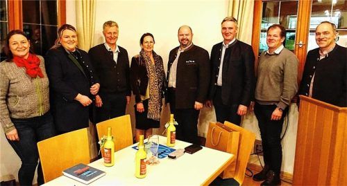 Gruppenbild mit BBV-Verantwortlichen: (von links) die Zweite Ortsvorsitzende von Wildenwart, Barbara Schuster, die Vorsitzende Maria Riepertinger, Konrad Huber, Zweiter Ortsvorsitzender Wildenwart, Kreisbäuerin Katharina Kern, Kreisvorsitzender Sepp Andres, Zweiter Kreisvorsitzender Nikolaus Gschwendtner, Peter Steindlmüller von der Kreisvorstandschaft und Ulrich Fischer, Ortsvorsitzender Wildenwart. Foto Hötzelsperger
