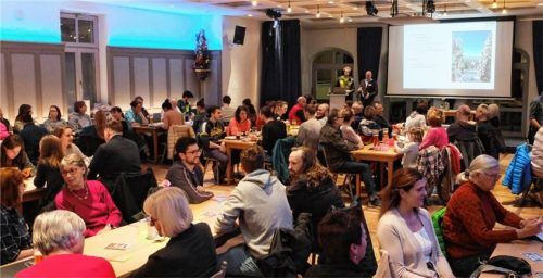 Gut gefüllt war der Saal bei der Präsentation der Sektion Rosenheim des Deutschen Alpenvereins. Foto Knarr