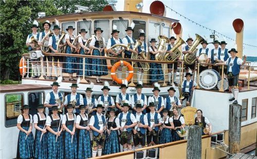 Gut gelaunt präsentiert sich die Blaskapelle Prien zum Frühjahrskonzert.Foto  Berger