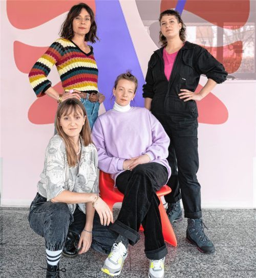 Haben zusammen das „Festival mit V“ organisiert: Fotografin Cécile Pierrot und Regisseurin Anna Grude (hinten, von links) und DJane Ramona Weiß und Grafikerin Agnes Maria Lindner (vorne, von links). Foto Cécile Pierrot