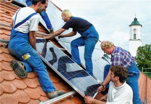 Handwerker installieren eine Photovoltaikanlage auf dem Dach.Foto Günster