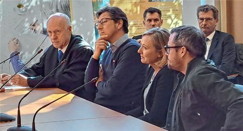 Hannas Eltern folgten den Plädoyers hoch konzentriert. In ihrem Namen hielt Nebenklage-Anwalt Walter Holderle (links) den Schlussvortrag. Foto Weiser