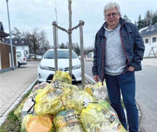 Hartmuth Lang ärgert sich über das Desinteresse der Bürger. Obwohl auf vielen Kanälen kommuniziert worden ist, dass die Gelben Säcke nicht abgeholt werden, haben viele trotzdem die Säcke vor die Tür gestellt. Foto Lohmann