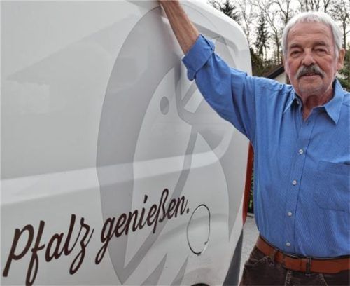 Herbert Sellmann mit seinem Firmenwagen.Foto wagner