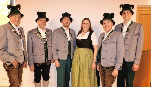 Hier laufen die organisatorischen Fäden zusammen: Der Festausschuss der „Griabinga“ Hohenaschau mit Festleiter Rudi Angermaier, Vorsitzendem Claus Reiter, Zweitem Vorsitzenden Michael Stein, Schriftführerin Maria Angermaier, Kassier Herbert Reiter und Vorplattler Johannes Reiserer.Foto Rehberg