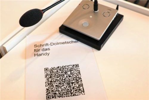 Hörbeeinträchtigte Menschen stehen oft vor Problemen, die für gut hörende Menschen völlig unbemerkt bleiben. Helfen können in so einem Fall zum Beispiel Software-Lösungen, die gesprochene Sprache in Echtzeit in Text umwandeln. Foto Landratsamt Rosenheim
