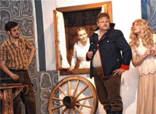 Hoffen auf viel mehr: (von links) Die Vagabunden „Werk“ (Tomas Krapf), „Optime“ (Sophia Obermair) und „Dünkel“ (Peter Voit) fordern vom „Glück“ (Teresa Obermair) viel zu viel.Foto ruprecht