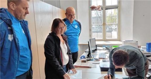 Hunderte Unterschriften übergaben (von links) Sascha Otten, Gabriele Reich und Josef Kurzmeier an Geschäftsstellenleiter Maximilian Brockhoff. Foto Huber
