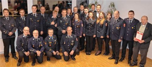 Im Anschluss an die Versammlung kamen alle geehrten und beförderten Mitglieder der Freiwilligen Feuerwehr Kolbermoor noch zu einem gemeinsamen Gruppenbild zusammen.
