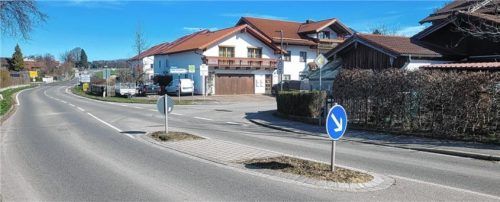 Im Bereich dieser Kreuzung in Ostermünchen soll es zu dem oder den Vorfällen gekommen sein. Die Kriminalpolizei Rosenheim hat die Ermittlungen übernommen. Foto Stache