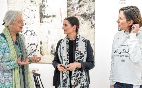 Im Dialog mit Galeristin Marah Strohmeyer-Haider diskutieren Annabelle Wimmer-Bakic und Nicola Heim (von links) in der Ausstellung „Was ist Heimat?“ über das innere und äußere Ankommen in Zeiten von Flucht und Vertreibung.Foto effner
