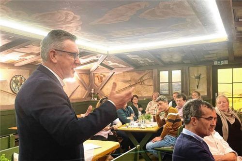 Im Gasthaus „Zum Entenwirt“ in Törwang berichtet Bürgermeister Georg Huber auf der Versammlung des Tourismusvereins über die Aktivitäten der Gemeinde. Foto Hötzelsperger