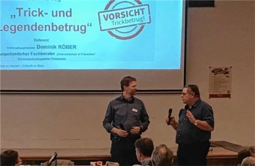 Im Gemeindesaal in Greimharting gab der Rosenheimer Polizist Dominik Röber (links) Tipps, wie man sich gegen Betrüger am Telefon und Handy wehren kann. Rechts daneben steht der Seniorenbeauftragte Wolfgang Riepertinger. Foto Dachs