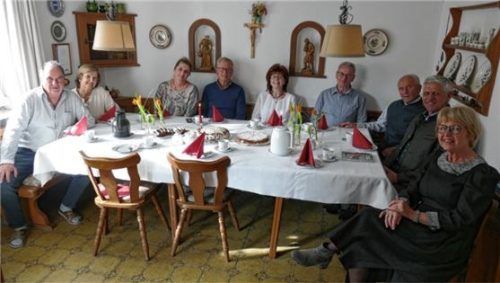 Im Kreis seiner Familie und mit Bürgermeister Hans Egger (2.v.r.) feierte Hans Eckstein (3.v.r.) seinen 102. Geburtstag und genoss sichtlich das Zusammensein in gemütlicher Runde. Foto  Wegscheider