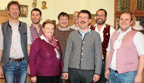 Im Rahmen der Jahreshauptversammlung des Volkstheaters Flintsbach wurde ein neuer Vorstand gewählt: (von links) Vorsitzender Anton Obermair, Schriftführer Wolfgang Obermair, die Beisitzer Michaela Goldes und Simon Obermair, Kassier Thomas Stocker, Beisitzer Bernhard Obermair, Zweiter Vorsitzender Florian Wilhelm und Spielleiter Martin Obermair. Foto Steffenhagen
