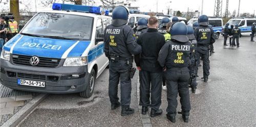 Im Rahmen der Übung wurden die mutmaßlichen Täter zu den Einsatzwagen gebracht. Hier wurden unter anderem die ersten Befragungen durchgeführt.