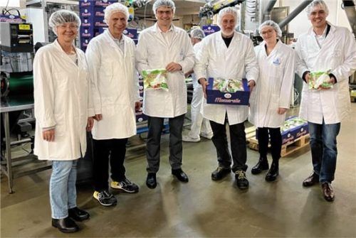 Im Unternehmen unterwegs waren (von links) Bürgermeisterin Sissi Schätz, Hermann Jäger junior, Geschäftsführer Milchwerk Jäger, Landrat Max Heimerl, Verkaufsleiter Fred Maier, Michaela Linner von der Wirtschaftsförderung und Stefan Högenauer, Zweiter Bürgermeister. Foto LRA Mühldorf
