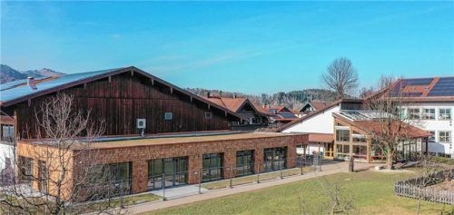 In Bildungs- und Erziehungseinrichtungen investieren, wie zuletzt in die neue Offene Ganztagsschule als Anbau an die Turnhalle, das gibt der diesjährige Gemeindehaushalt weiter vor.Foto  Flug