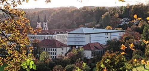 In das Schulleben gibt das Gymnasium Gars Einblicke für Eltern und Kinder. Foto RE