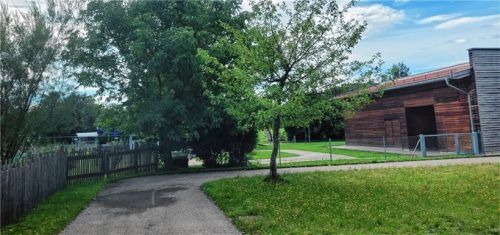 In den nächsten Monaten wird über einen Anbau oder einen Neubau hinter dem bestehenden Gebäude des Ostermünchner Kindergartens entschieden.