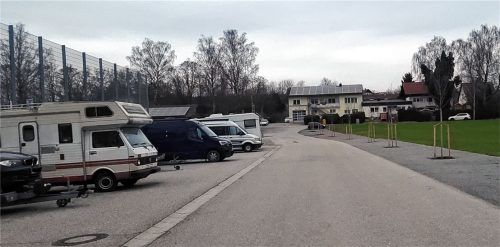 In der Bubinger Straße: rechts ist die Parkfläche, die der Stadt gehört. Links, wo zahlreiche Wohnmobile und Anhänger abgestellt sind, ist der TSV für die Fläche zuständig. Dauerparker sorgen hier für Verdruss, doch die Stadt will reagieren. Foto Schwarz
