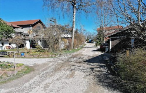 In der Bürgerversammlung in Hart wurden die desolaten Straßenverhältnisse in Manholding angemahnt. Bürgermeister Stefan Reichelt schlägt eine Anliegerversammlung vor. Foto Rasch