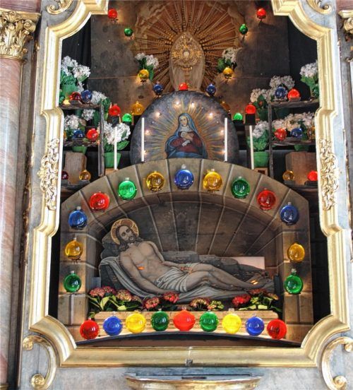 In der Nußdorfer Pfarrkirche St. Vitus wird während der Kartage ein uralter Brauch zelebriert: Der Aufbau des Heiligen Grabes. Diese Tradition macht das Geheimnis von Tod und Auferstehung für Gläubige auf eindrucksvolle Weise erfahrbar. Foto Steffenhagen