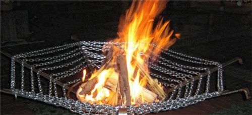 In der Osternacht wird die Trauerpost verbrannt. Bei diesem Ritual sollen die Gedanken der Hinterbliebenen ihren Weg finden. Foto Stadtkirche Kolbermoor