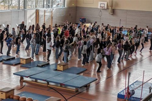 In der Turnhalle tantzen alle Mittelschüler für die Besucher. Foto auer