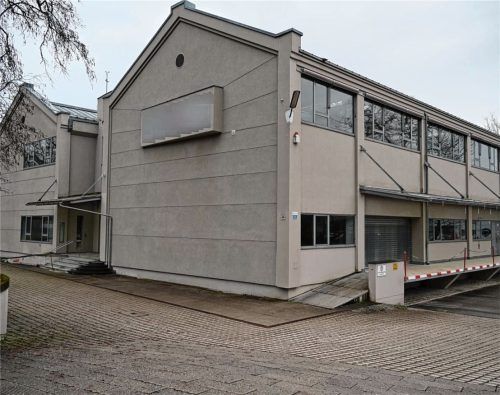 In dieser Gewerbeimmobilie will der Landkreis 100 Geflüchtete unterbringen. Die Gemeinde ist dagegen. Foto Schlecker