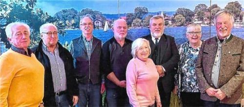 In ein neues Vereinsjahr starten unter anderem: (Bild von links) Zweiter Kassier Heinrich Müller, Fähnrich Horst Hintermeir, Revisor Peter Görlach, Fähnrich Martin Treichel, Zweite Vorsitzende Elisabeth Prentl, Vorsitzender Peter Dagg, Schriftführerin Annemarie Dagg und Kassier Michael Jürgens.Foto re