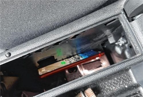In einem Fach der Mittelkonsole fand die Bundespolizei nahe Kiefersfelden im Rahmen der Grenzkontrollen ein abhandengekommenes Smartphone. Foto Bundespolizeiinspektion Rosenheim