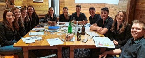 In intensiven Sitzungen bereitet sich der Festausschuss vom Dirndl- und Burschenverein Dettendorf auf ihre Festlichkeiten zum 22-jährigen Bestehen vor.Foto Strim