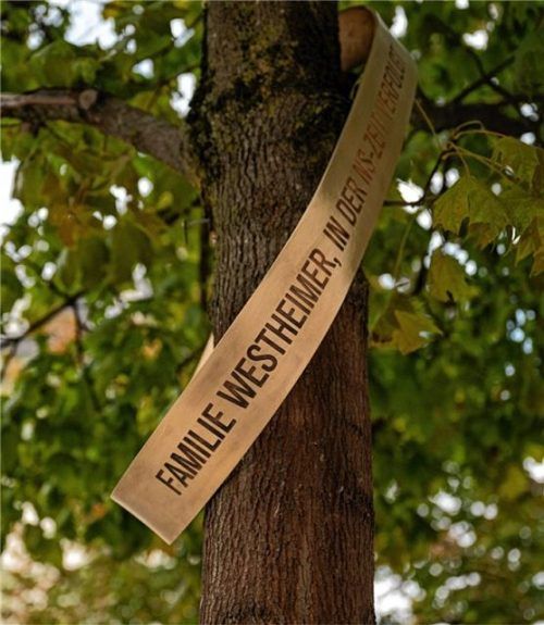 In Rosenheim wird mit Möbiusbändern an NS-Verfolgte erinnert, hier an die jüdische Familie Westheimer am Ludwigsplatz. Nun sollen weitere Schicksale dokumentiert werden. Foto Andreas Jacob
