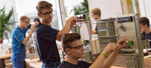 Interessierte Schüler haben auch in diesem Jahr wieder die Möglichkeit, verschiedene Berufe an der Bildungsakademie Inn-Salzach kennenzulernen, wie zum Beispiel den des Elektronikers für Betriebstechnik.