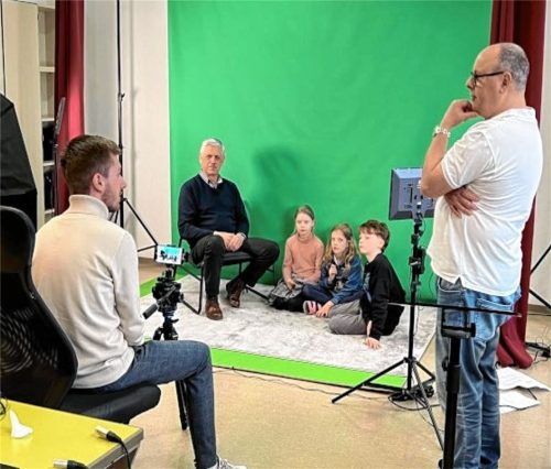 Inzells Bürgermeister Hans Egger (Mitte) wurde 1964 zur Eröffnung der Schule in der Schulstraße eingeschult und erzählte im Interview mit den Schülern von seinen damaligen Erfahrungen. Foto  Wegscheider